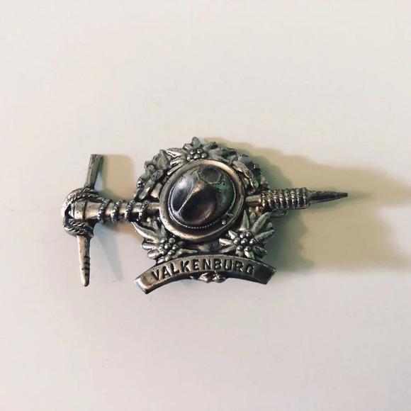 Vintage Valkenburg Lapel Pin Souvenir Badge  Netherlands - Picture 11 of 11